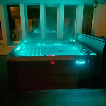 15 Personnes Sauna Et Jacuzzi *
